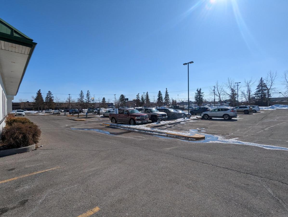 ホテル Divya Sutra Plaza And Conference Centre Calgary Airport エクステリア 写真