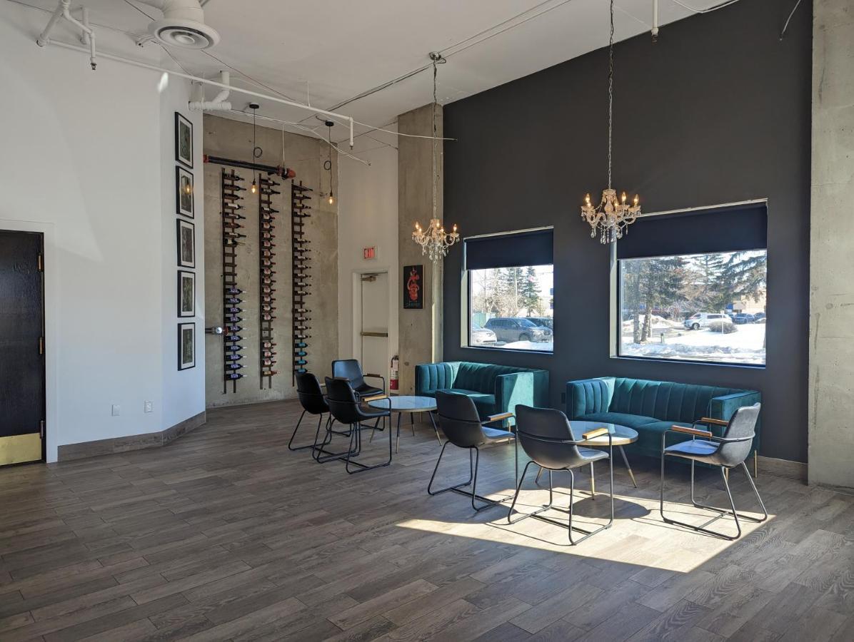ホテル Divya Sutra Plaza And Conference Centre Calgary Airport エクステリア 写真