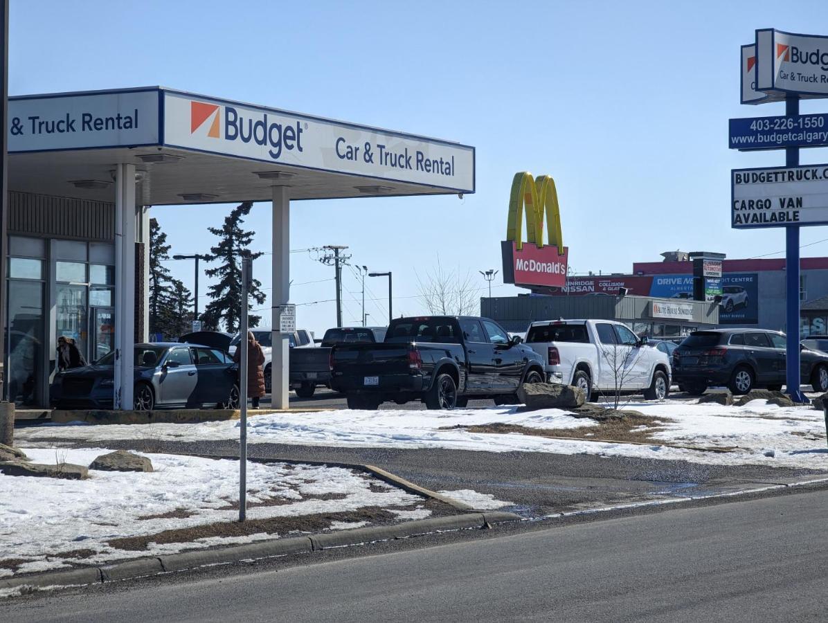 ホテル Divya Sutra Plaza And Conference Centre Calgary Airport エクステリア 写真