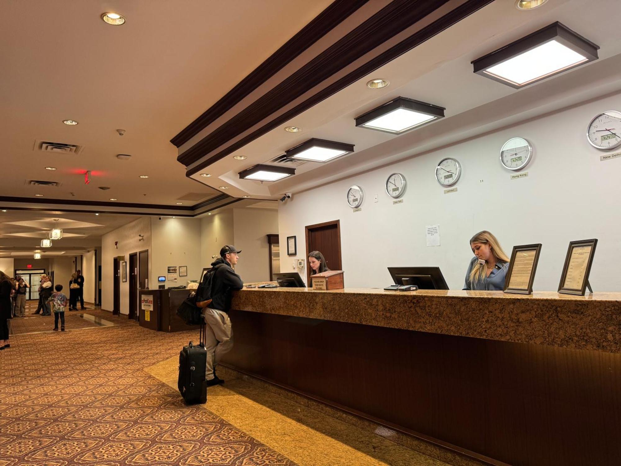 ホテル Divya Sutra Plaza And Conference Centre Calgary Airport エクステリア 写真