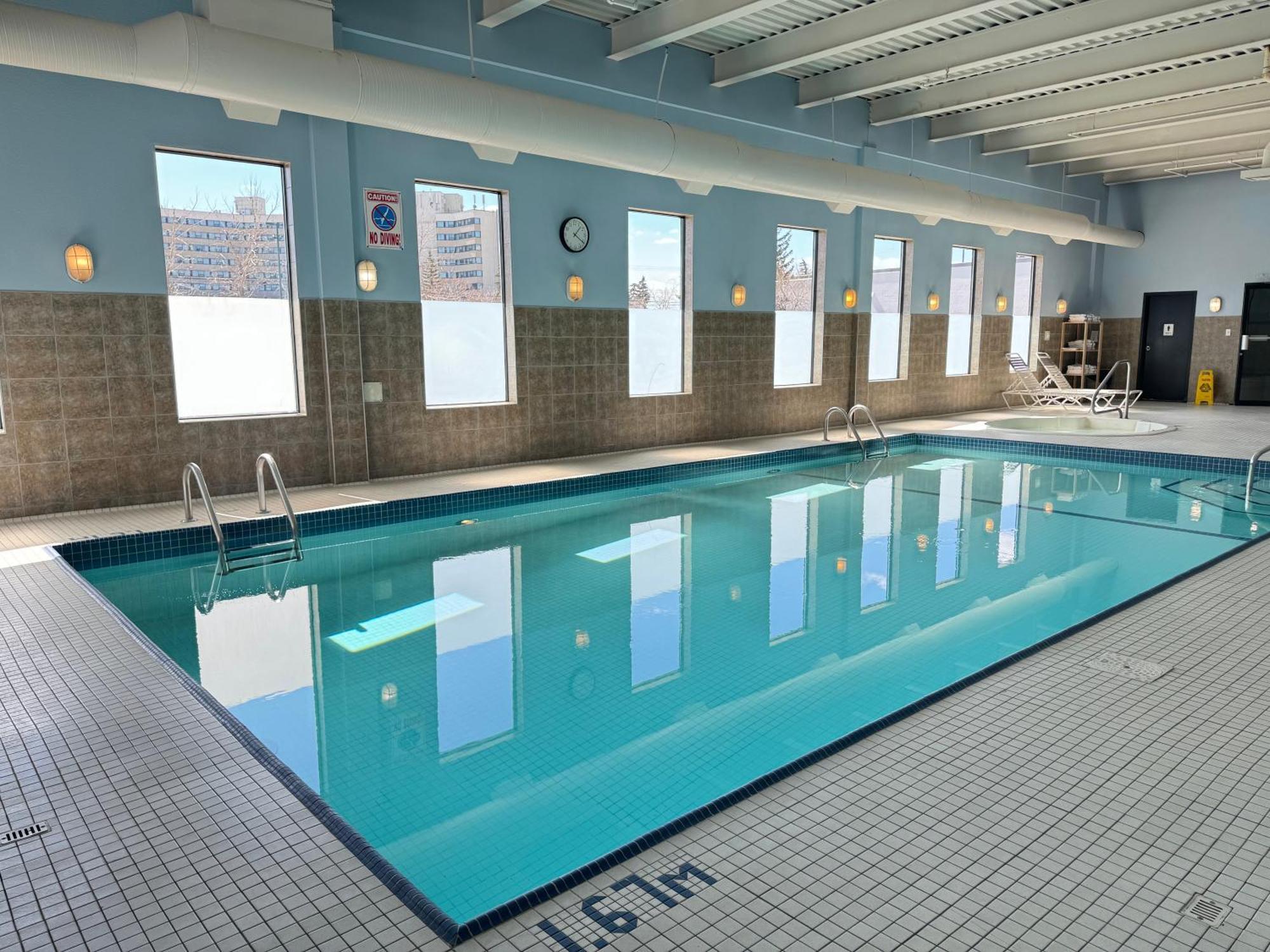 ホテル Divya Sutra Plaza And Conference Centre Calgary Airport エクステリア 写真