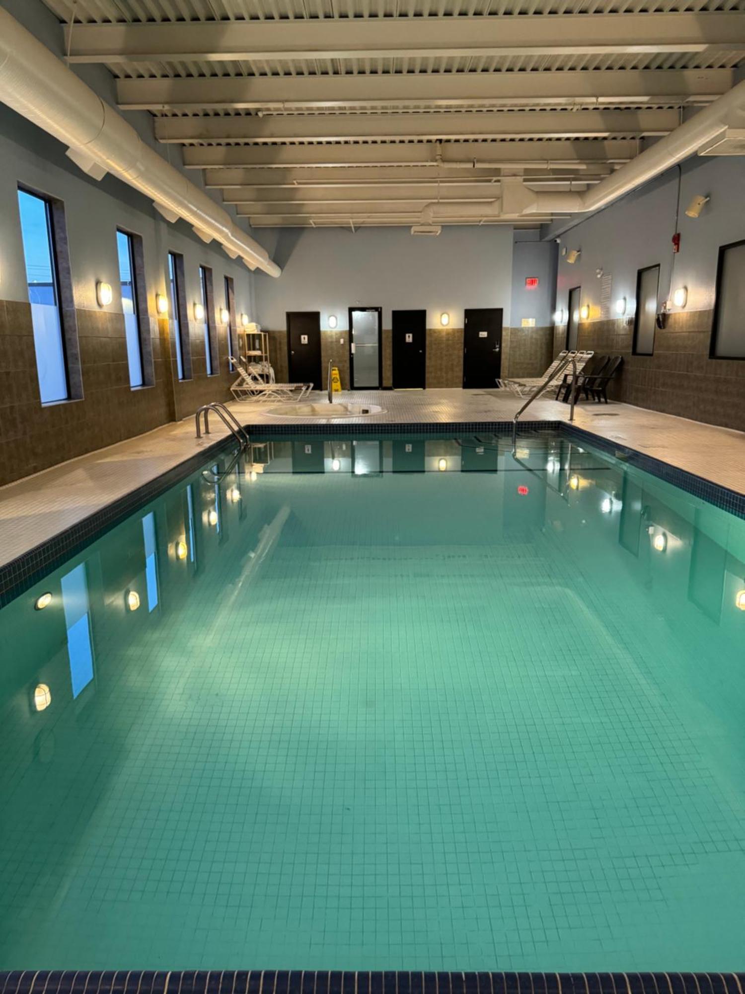 ホテル Divya Sutra Plaza And Conference Centre Calgary Airport エクステリア 写真