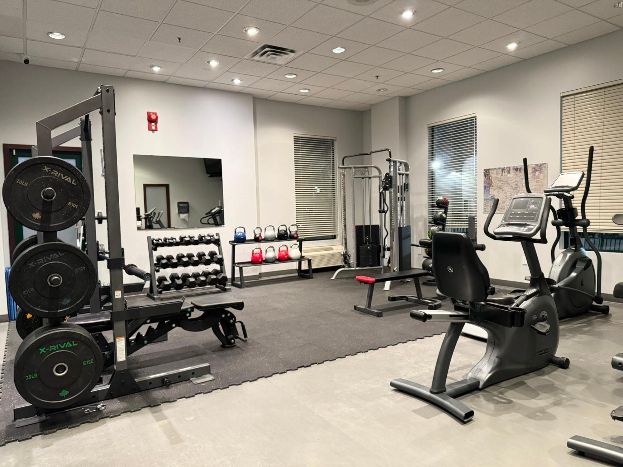 ホテル Divya Sutra Plaza And Conference Centre Calgary Airport エクステリア 写真