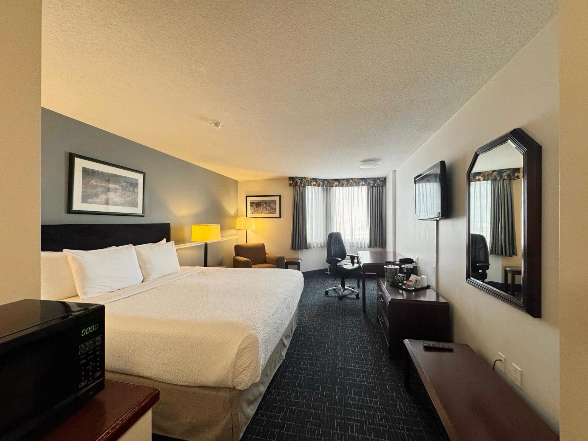 ホテル Divya Sutra Plaza And Conference Centre Calgary Airport エクステリア 写真