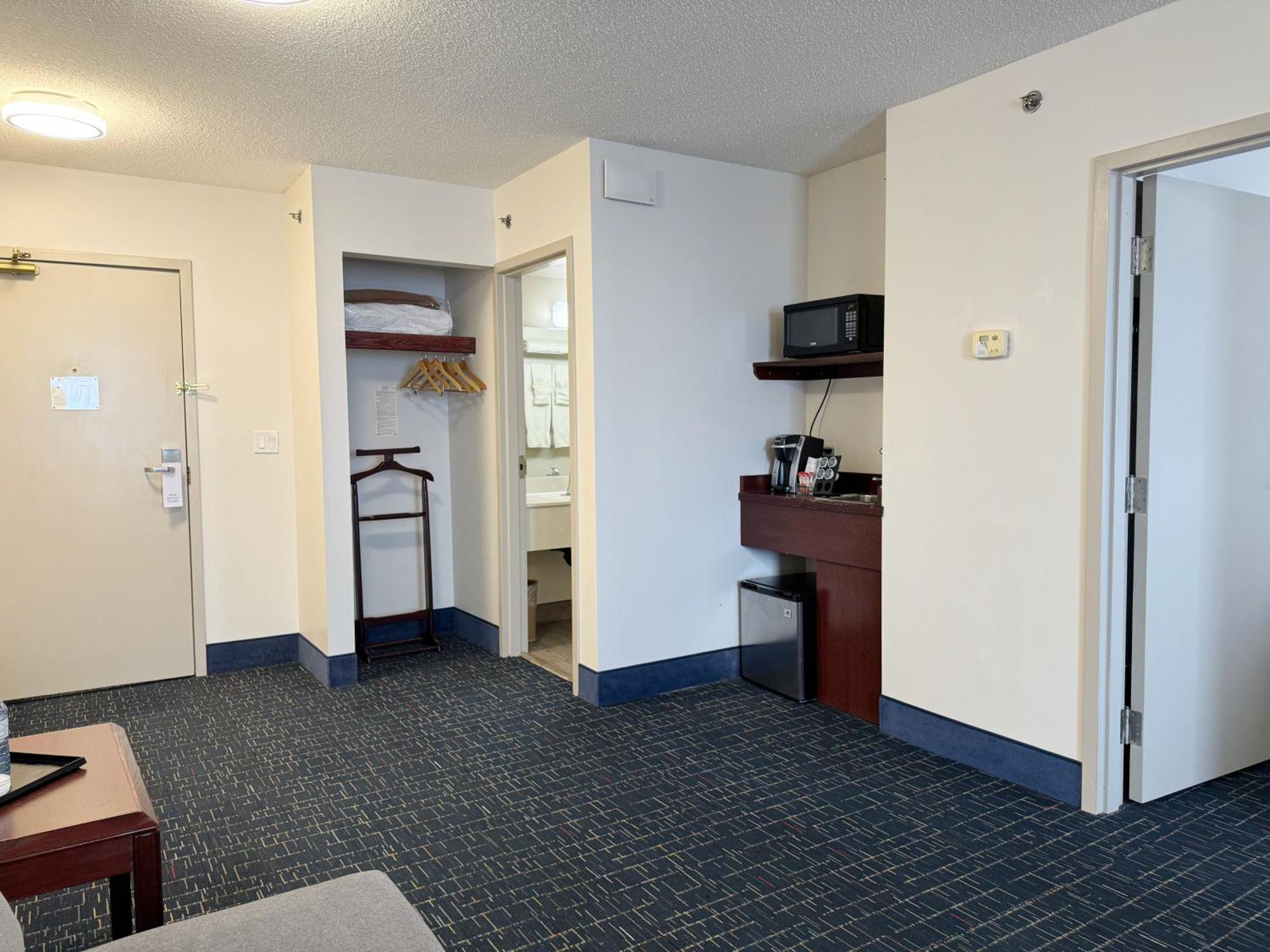 ホテル Divya Sutra Plaza And Conference Centre Calgary Airport エクステリア 写真