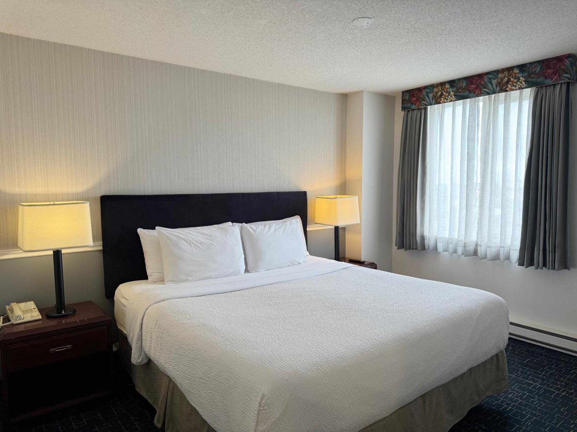ホテル Divya Sutra Plaza And Conference Centre Calgary Airport エクステリア 写真