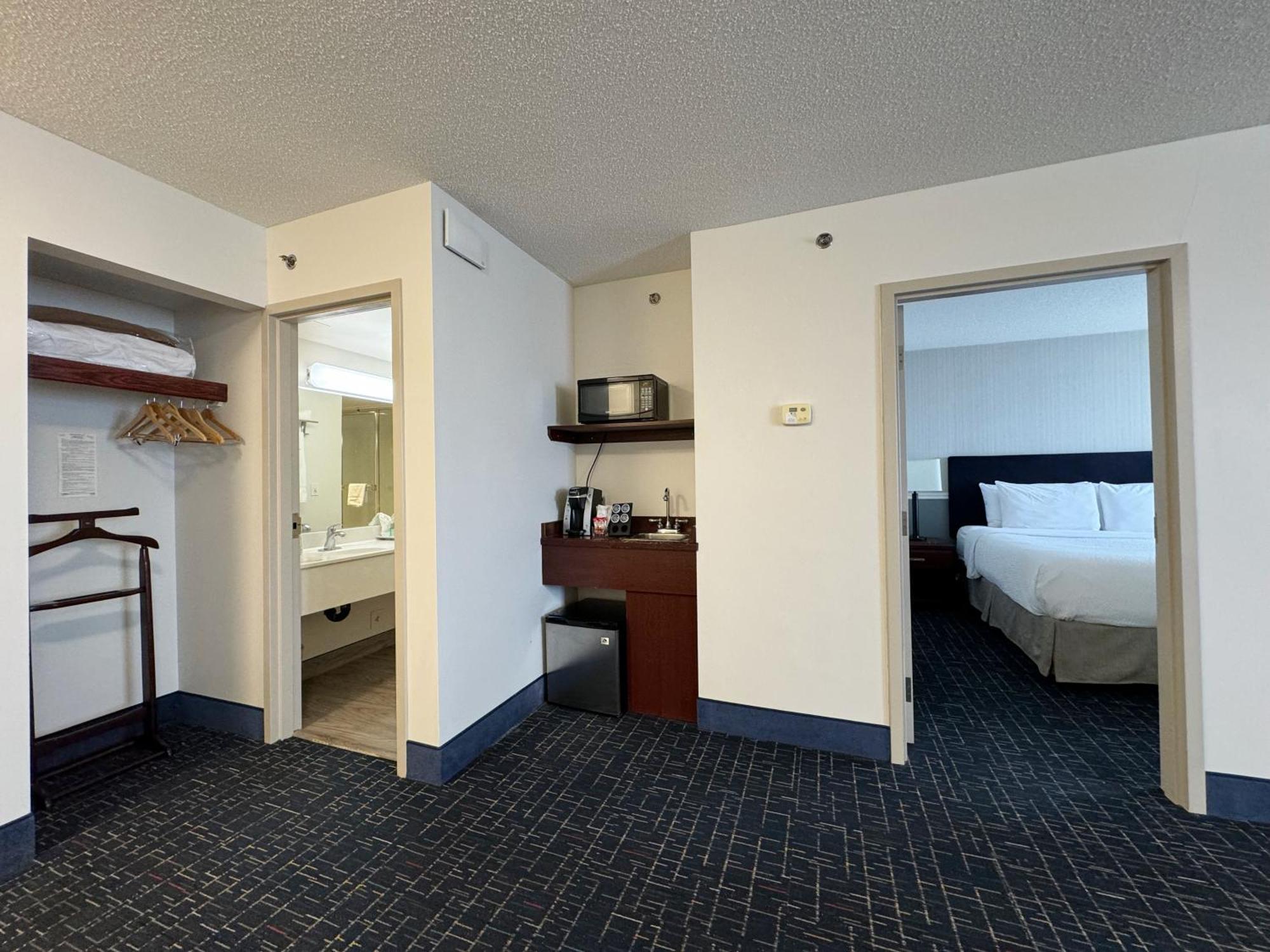 ホテル Divya Sutra Plaza And Conference Centre Calgary Airport エクステリア 写真