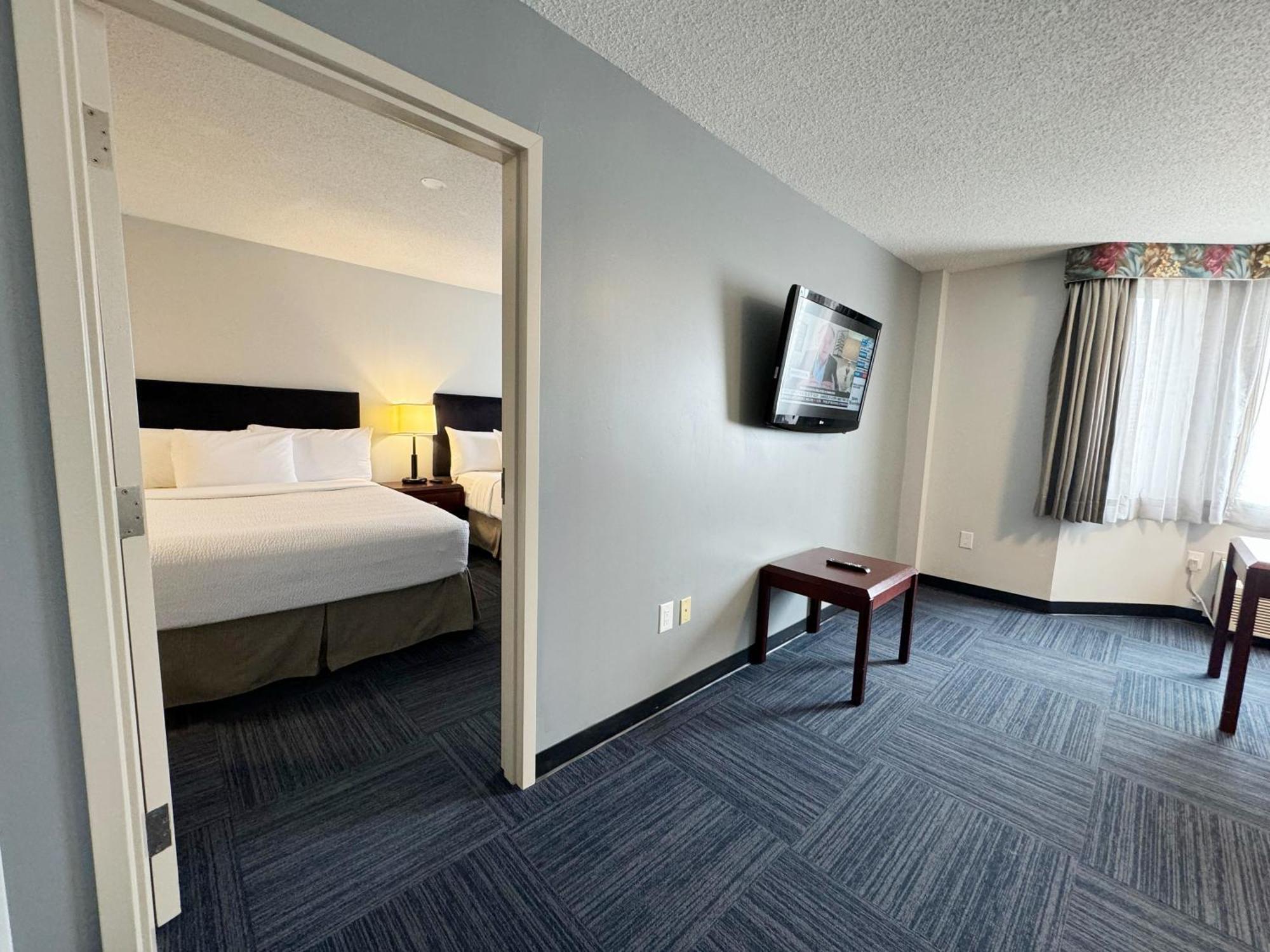 ホテル Divya Sutra Plaza And Conference Centre Calgary Airport エクステリア 写真