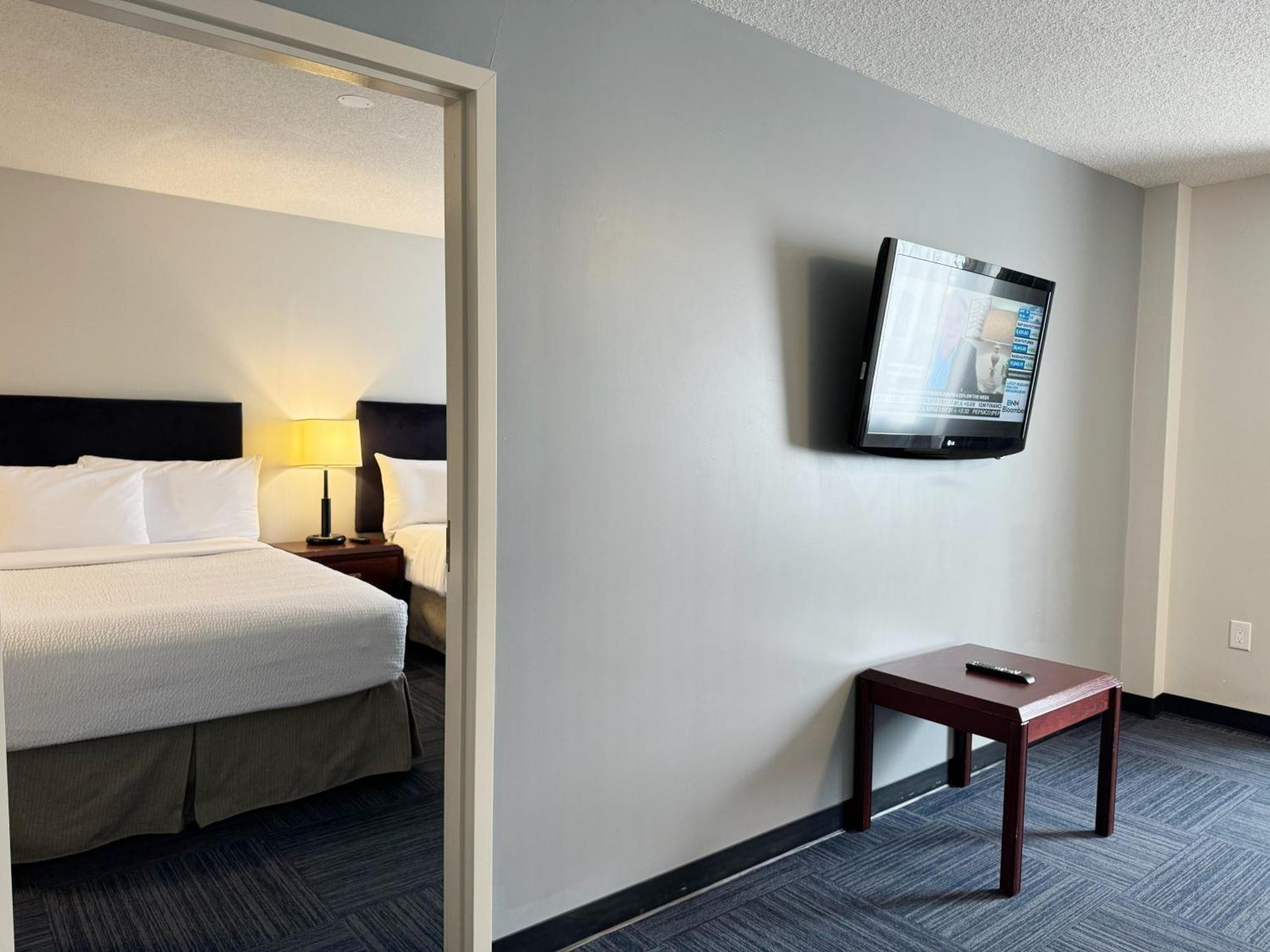 ホテル Divya Sutra Plaza And Conference Centre Calgary Airport エクステリア 写真