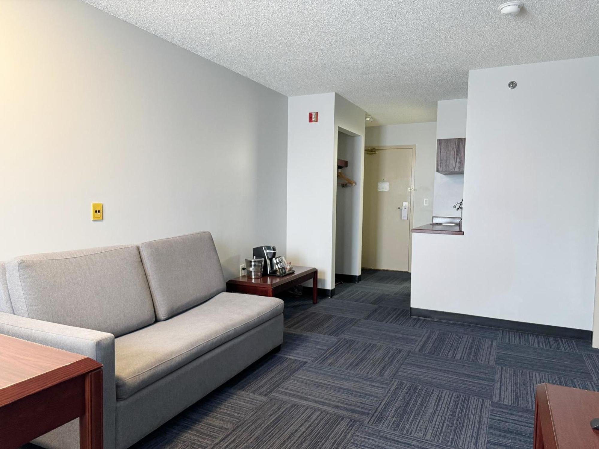 ホテル Divya Sutra Plaza And Conference Centre Calgary Airport エクステリア 写真