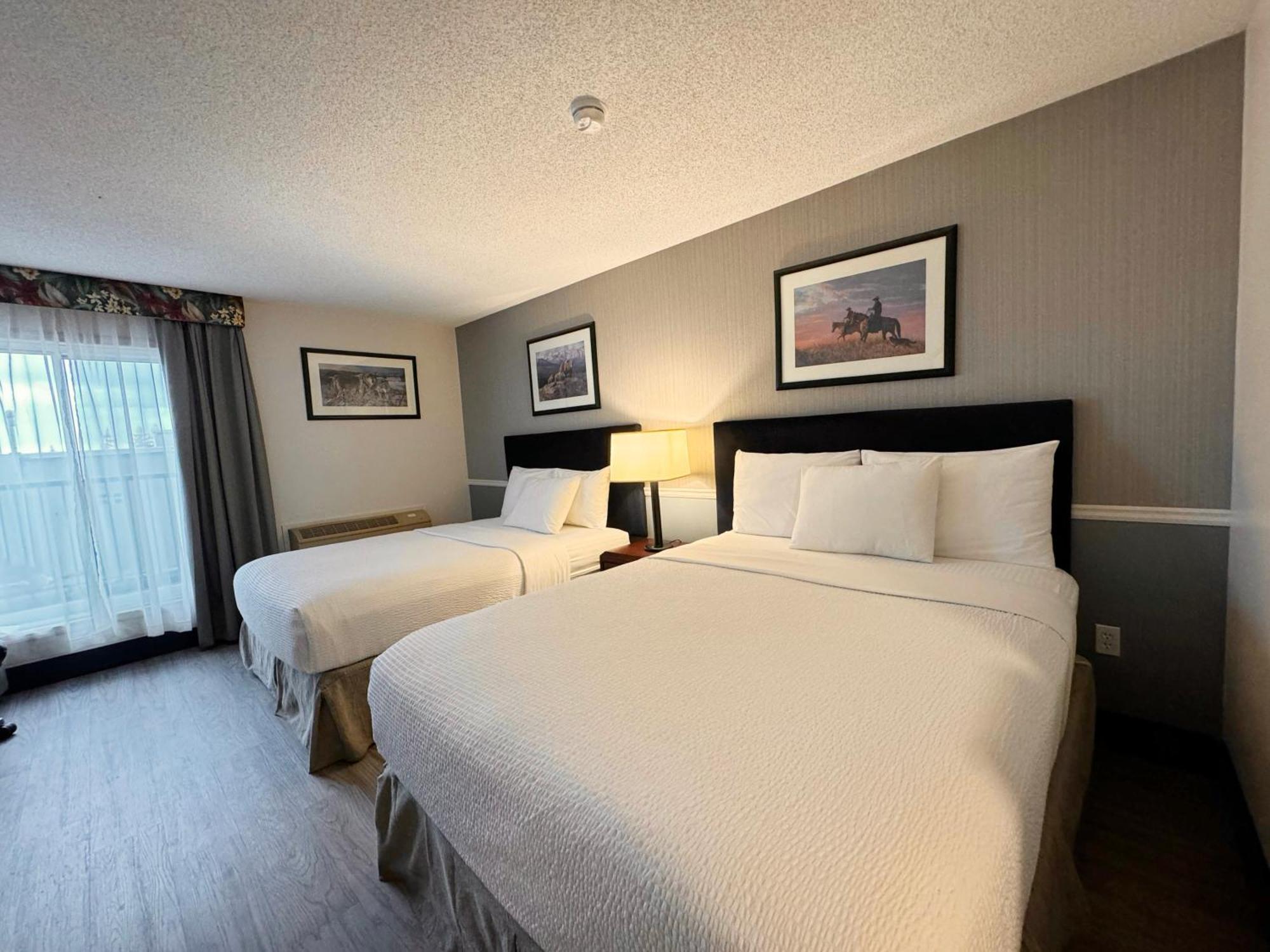 ホテル Divya Sutra Plaza And Conference Centre Calgary Airport エクステリア 写真
