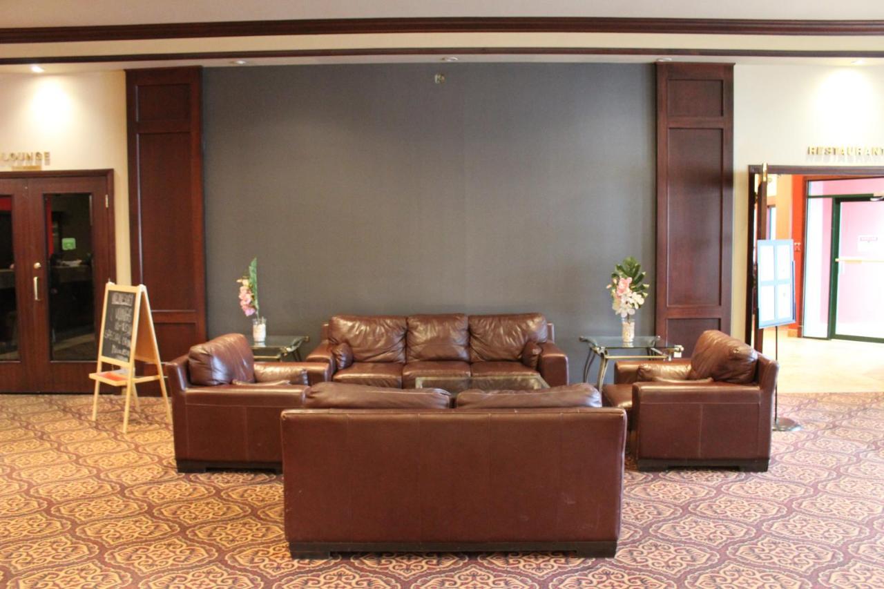 ホテル Divya Sutra Plaza And Conference Centre Calgary Airport エクステリア 写真